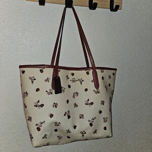 Like new authentic Coach tote hag